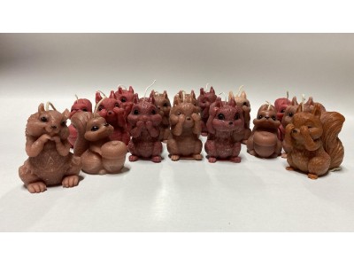 Lumanare din ceara de albine/palmier/soia, model PUI VEVERITA 75-90g