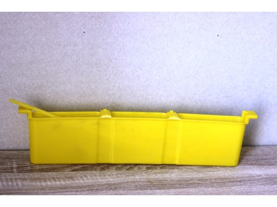 Hranitor din plastic